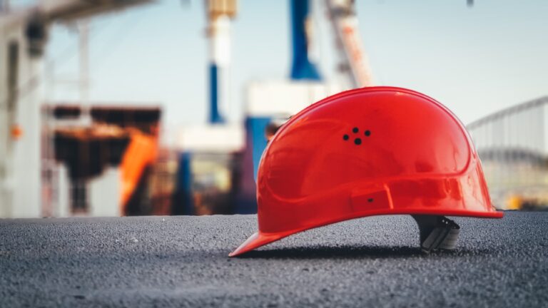 Photo casque de chantier rouge