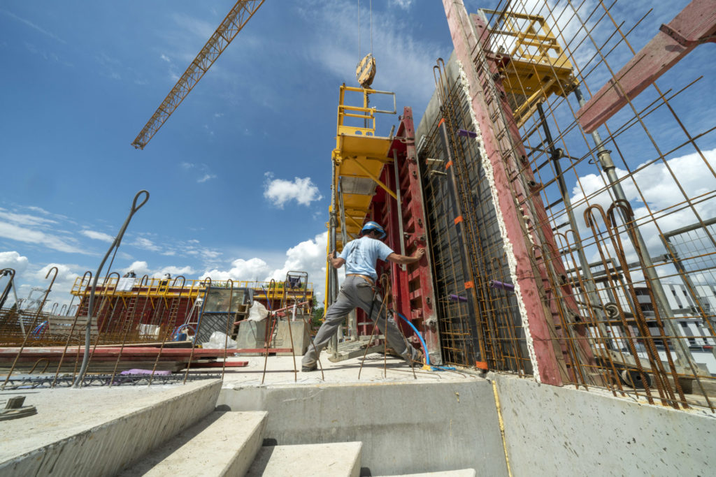 ouvrier sur chantier logement collectif