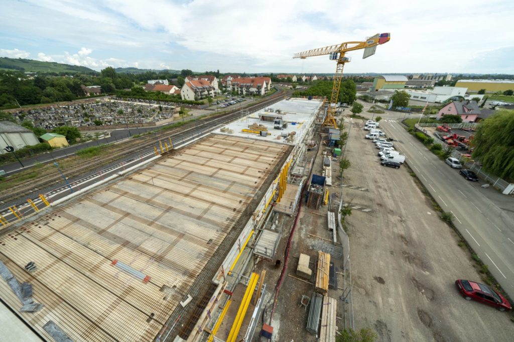 Photo prise en hauteur d'un chantier de parking à la gare de Molsheim - Sotravest